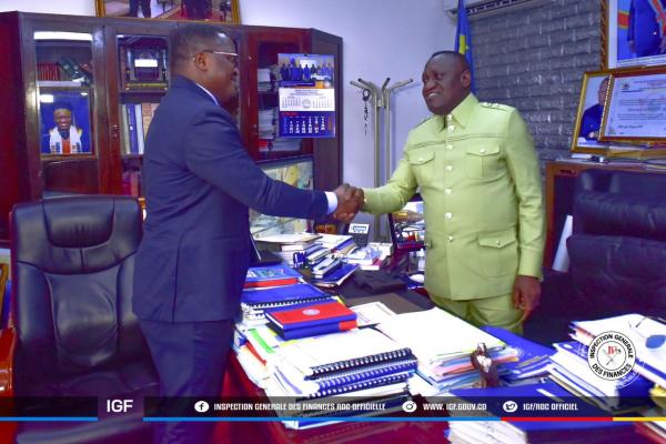 L'inspecteur chef de service, Jules Alingete et Christian Kitungwa,gouverveur de la province du Tanganyika.