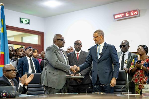 Louis Watum Kabamba et Kizito Pakabomba respectivement ministres entrant et sortant des Mines