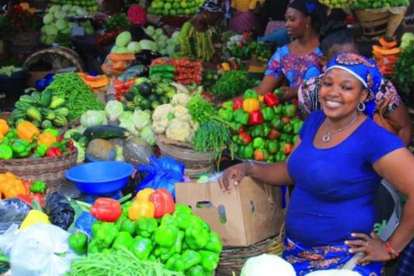 Vendeuses des biens de première nécessité au marché