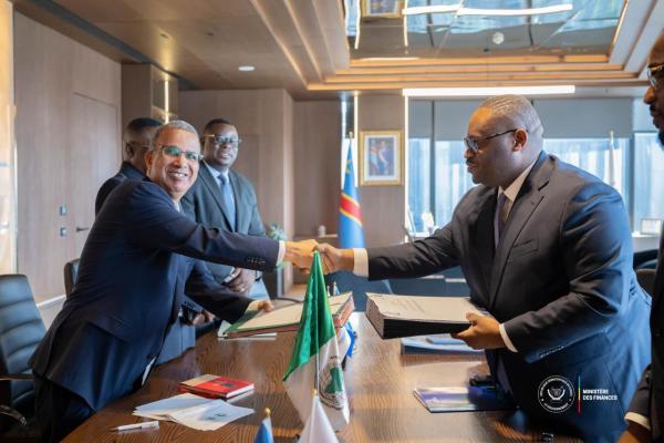 Ministre des finances publiques Doudou Fwamba et le représentant de la BAD