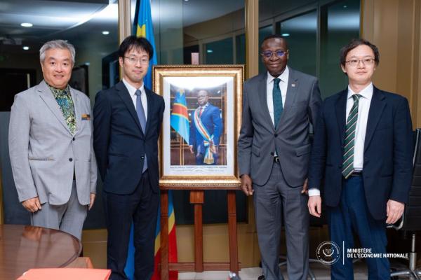 Délégation Japonaise et le vpm Daniel Mukoko Samba