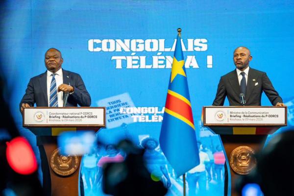 Jean de Dieu Désiré Ntanga Ntita, coordonnateur du P-DDRCS et le ministre de la communication et médias, Patrick Muyaya