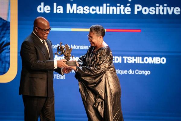 La première ministre, Judith Suminwa, remet le trophée de la masculinité positive à Félix Antoine Tshisekedi