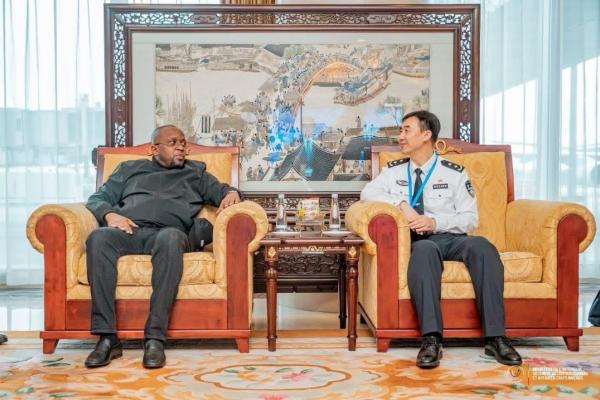jacquemain Shabani et leGao Junyi, représentant des services chinois de sécurité publique 