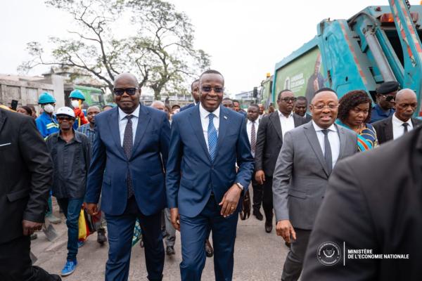 Visite du Vice-premier ministre de l'économie Daniel Mukoko Samba dans les divisions urbaines de l'économie à Kinshasa